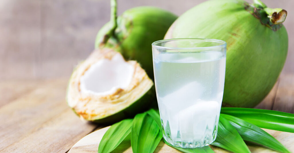 गन्ने का जूस Vs नारियल पानी, गर्मियों में कौन है ज़्यादा फायदेमंद? 2 Coconut juice