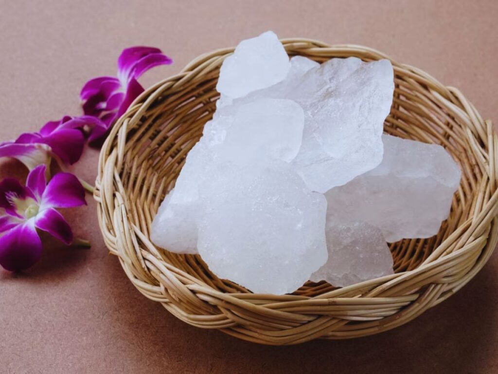 गुनगुने पानी में डालें फिटकरी और पी जाएं – मिलेंगे ये 5 कमाल के फायदे 2 alum