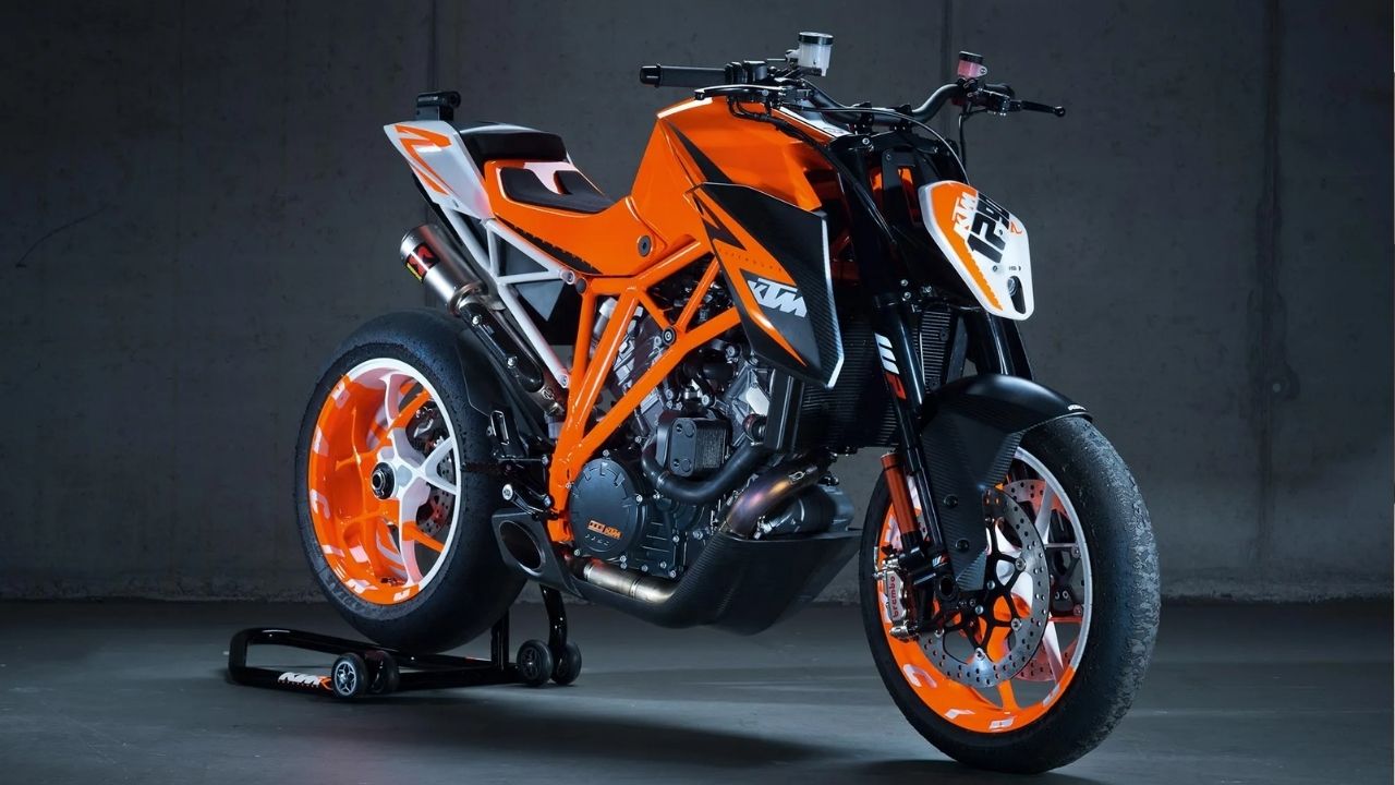 KTM 1290 Super Duke R (2025) Unveiled: The Beast Gets Smarter with Power, Tech & Track Price!